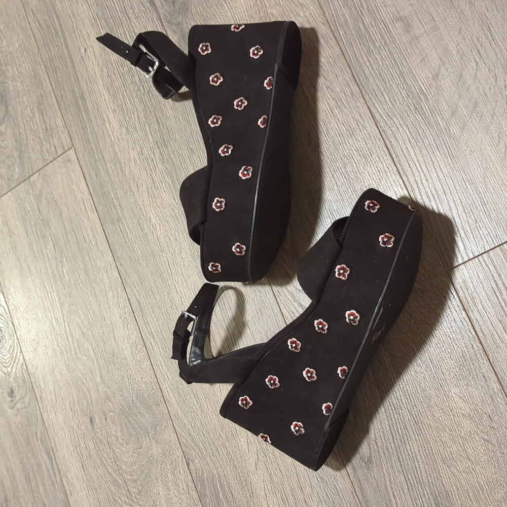 New Nine West floral platform sandals